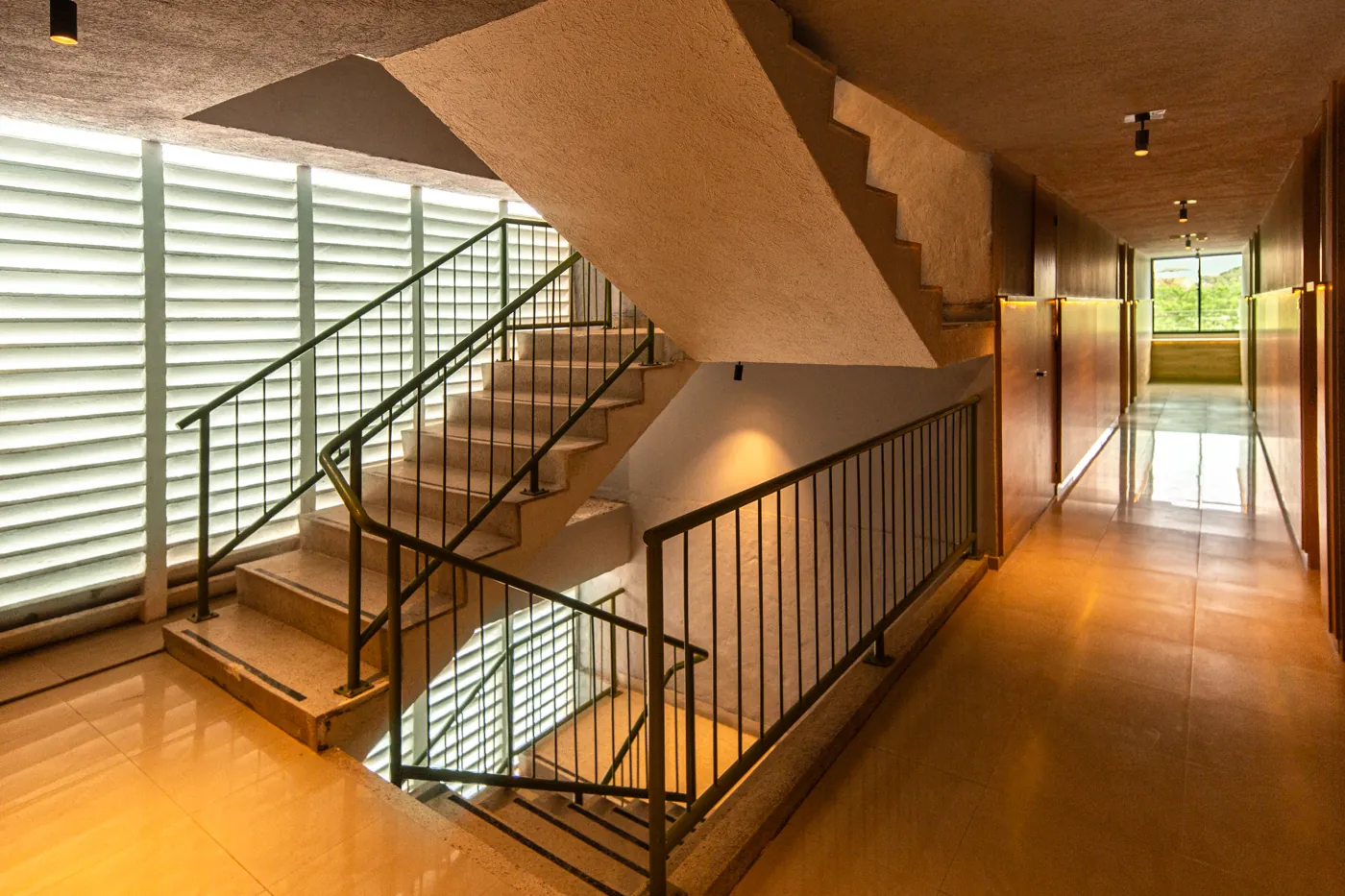 Escalera y corredor de Mood Matuna Hotel con celosía y barandas metálicas
